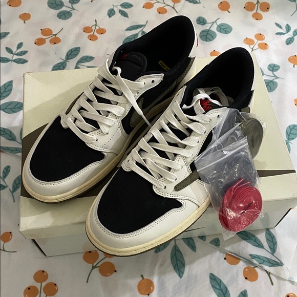 Jordan 1 Retro OG x Travis Scott Low Sneakers - Picture 9 of 9